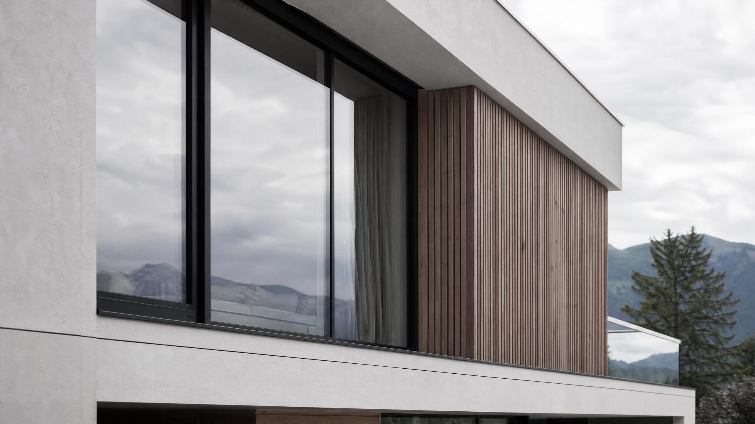 Facciata contemporanea con serramenti in alluminio matte black, dettaglio in luce diurna uniforme
