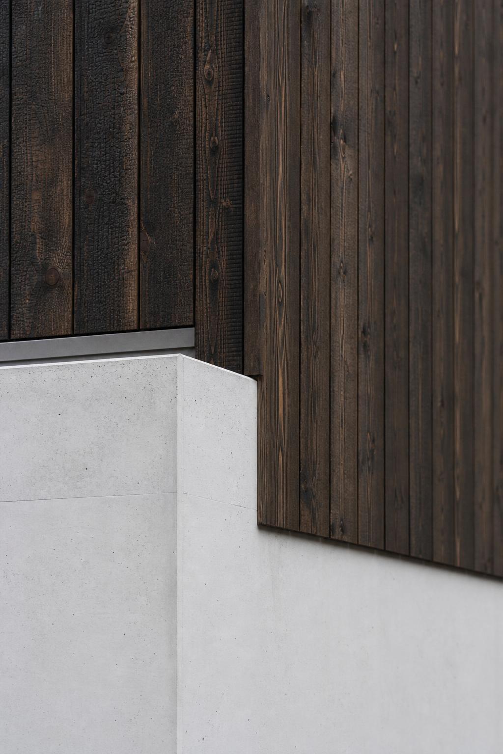 Dettaglio architettonico contemporaneo: legno e cemento in luce uniforme